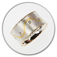 Ring aus 925 Silber mit organischen Seiten aus 750 Gelbgold und einer geschwungenen Feingoldader mit acht champagnerfarbenen Brillanten 