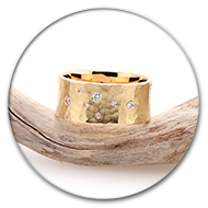 Hammered ring in 18k gold with brilliants 